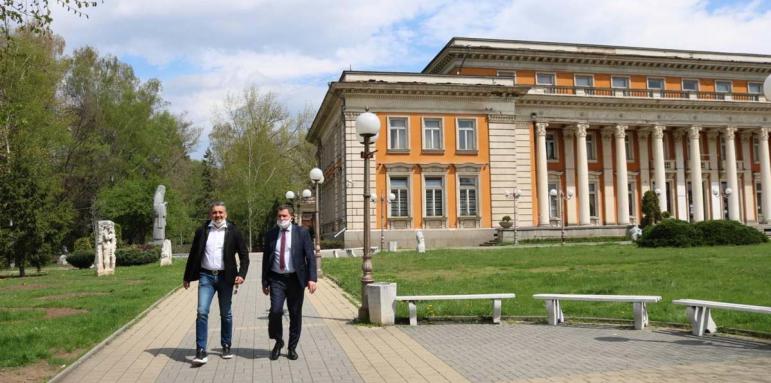 Кирил Добрев в Перник: Добрите управленци си личат в криза